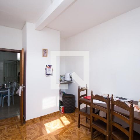 Casa à venda com 200m², 4 quartos e 4 vagas Casa à venda com 200m², 4 quartos e 4 vagasSala