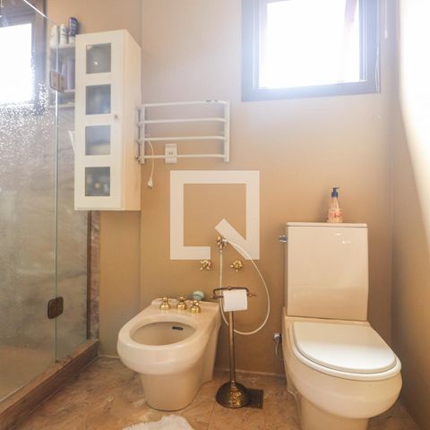 Apartamento à venda com 250m², 3 quartos e 3 vagas Apartamento à venda com 250m², 3 quartos e 3 vagasBanheiro/Sacada/Suíte
