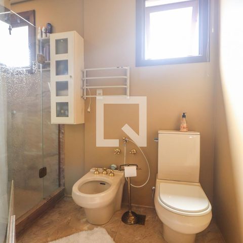 Apartamento à venda com 250m², 3 quartos e 3 vagas Apartamento à venda com 250m², 3 quartos e 3 vagasBanheiro/Sacada/Suíte