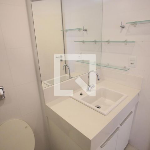 Apartamento à venda com 70m², 2 quartos e 1 vaga Apartamento à venda com 70m², 2 quartos e 1 vagaBanheiro Social