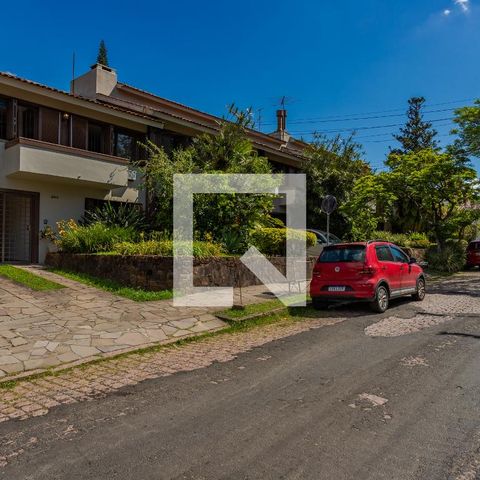 Casa de condomínio à venda com 220m², 4 quartos e 2 vagas Casa de condomínio à venda com 220m², 4 quartos e 2 vagasFachada