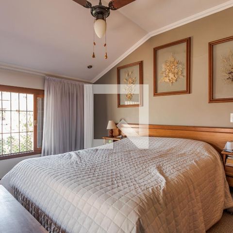 Casa de condomínio à venda com 220m², 4 quartos e 2 vagas Casa de condomínio à venda com 220m², 4 quartos e 2 vagasSuíte