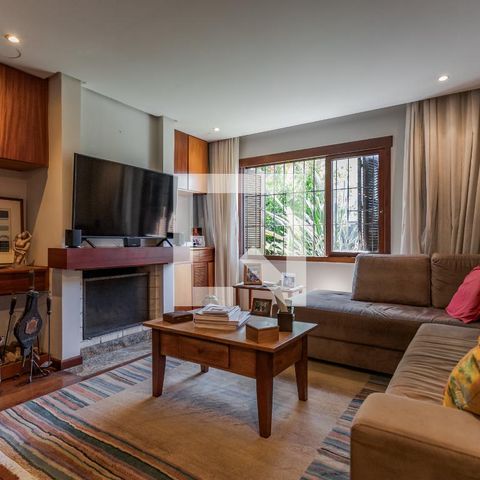 Casa de condomínio à venda com 220m², 4 quartos e 2 vagas Casa de condomínio à venda com 220m², 4 quartos e 2 vagasSala