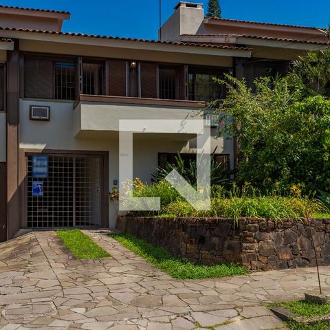 Casa de condomínio à venda com 220m², 4 quartos e 2 vagas Casa de condomínio à venda com 220m², 4 quartos e 2 vagasFachada