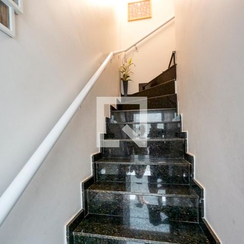 Casa à venda com 75m², 2 quartos e 2 vagasEscada
