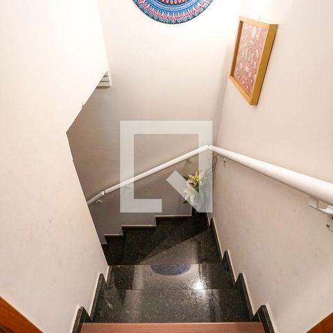 Casa à venda com 75m², 2 quartos e 2 vagasEscada