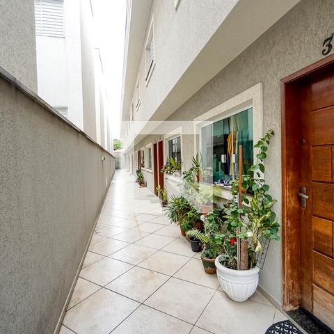 Casa à venda com 75m², 2 quartos e 2 vagasCorredor externo