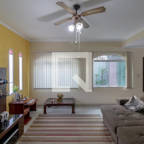 Casa à venda com 230m², 4 quartos e 4 vagas Casa à venda com 230m², 4 quartos e 4 vagasSala