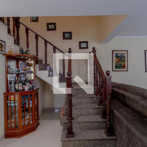 Casa à venda com 230m², 4 quartos e 4 vagas Casa à venda com 230m², 4 quartos e 4 vagasEscada