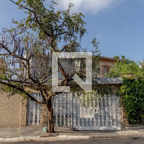 Casa à venda com 230m², 4 quartos e 4 vagas Casa à venda com 230m², 4 quartos e 4 vagasFachada