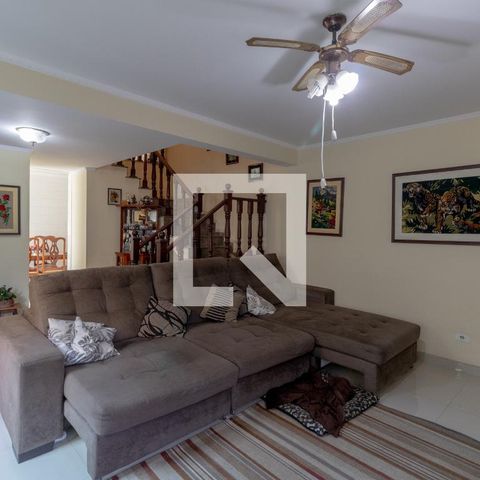 Casa à venda com 230m², 4 quartos e 4 vagas Casa à venda com 230m², 4 quartos e 4 vagasSala
