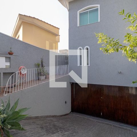 Casa à venda com 230m², 4 quartos e 4 vagas Casa à venda com 230m², 4 quartos e 4 vagasFachada Interna