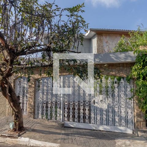 Casa à venda com 230m², 4 quartos e 4 vagas Casa à venda com 230m², 4 quartos e 4 vagasFachada