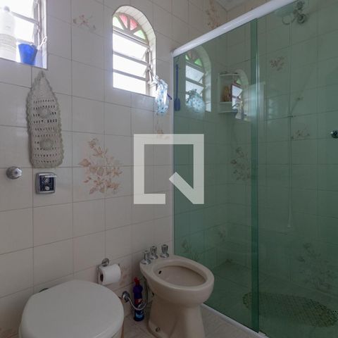 Casa à venda com 230m², 4 quartos e 4 vagas Casa à venda com 230m², 4 quartos e 4 vagasBanheiro Suíte