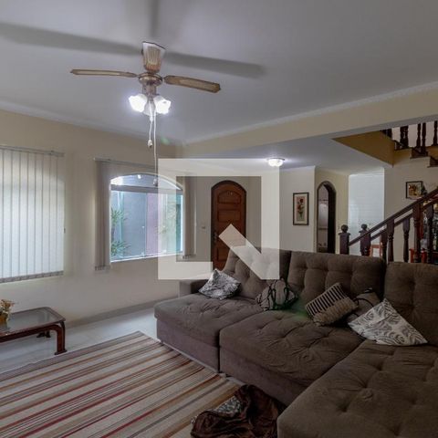 Casa à venda com 230m², 4 quartos e 4 vagas Casa à venda com 230m², 4 quartos e 4 vagasSala