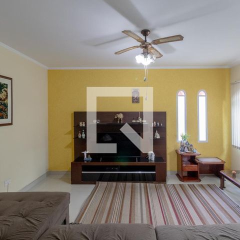 Casa à venda com 230m², 4 quartos e 4 vagas Casa à venda com 230m², 4 quartos e 4 vagasSala