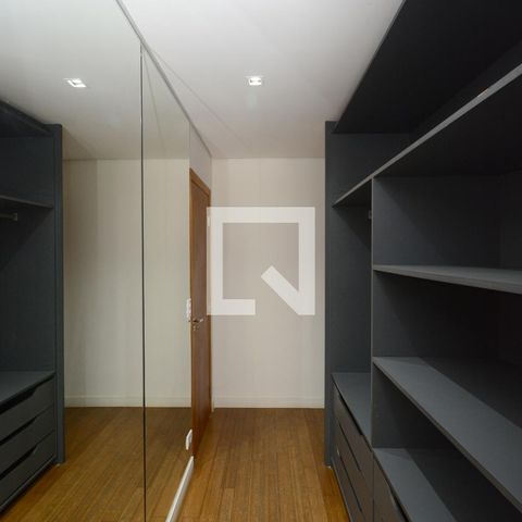 Casa de condomínio à venda com 300m², 4 quartos e 4 vagasCloset da suíte 3