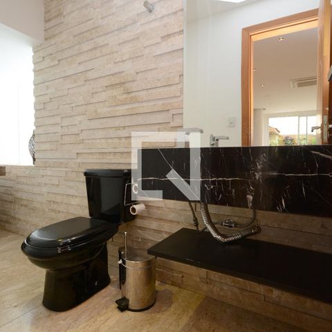 Casa de condomínio à venda com 300m², 4 quartos e 4 vagasLavabo