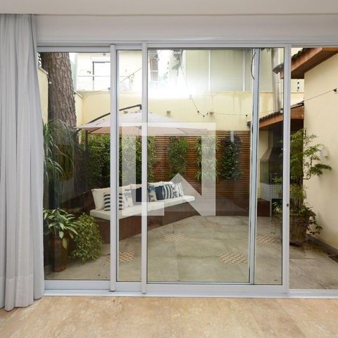 Casa de condomínio à venda com 300m², 4 quartos e 4 vagasSala
