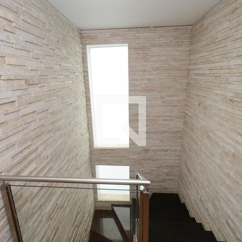 Casa de condomínio à venda com 300m², 4 quartos e 4 vagasEscada