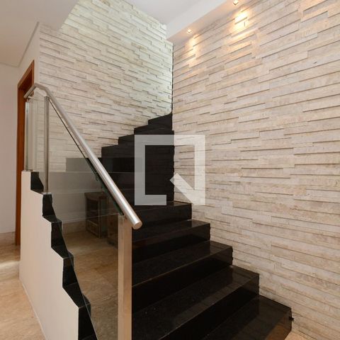 Casa de condomínio à venda com 300m², 4 quartos e 4 vagasEscada