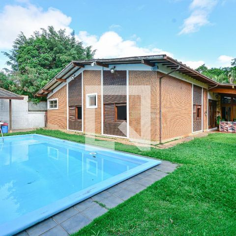 Casa à venda com 600m², 4 quartos e 1 vaga Casa à venda com 600m², 4 quartos e 1 vagaPiscina