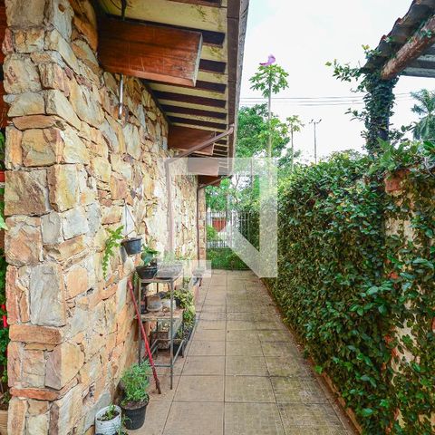 Casa à venda com 600m², 4 quartos e 1 vaga Casa à venda com 600m², 4 quartos e 1 vagaCorredor Externo
