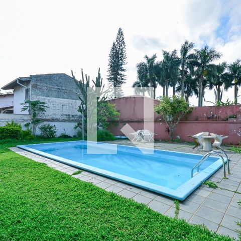 Casa à venda com 600m², 4 quartos e 1 vaga Casa à venda com 600m², 4 quartos e 1 vagaPiscina
