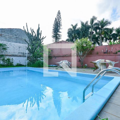 Casa à venda com 600m², 4 quartos e 1 vaga Casa à venda com 600m², 4 quartos e 1 vagaPiscina