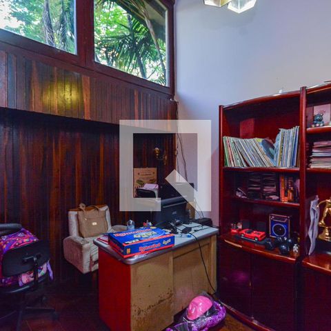 Casa à venda com 600m², 4 quartos e 1 vaga Casa à venda com 600m², 4 quartos e 1 vagaEscritório