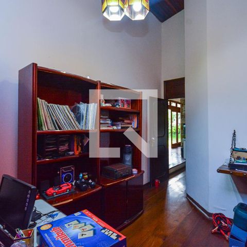Casa à venda com 600m², 4 quartos e 1 vaga Casa à venda com 600m², 4 quartos e 1 vagaEscritório