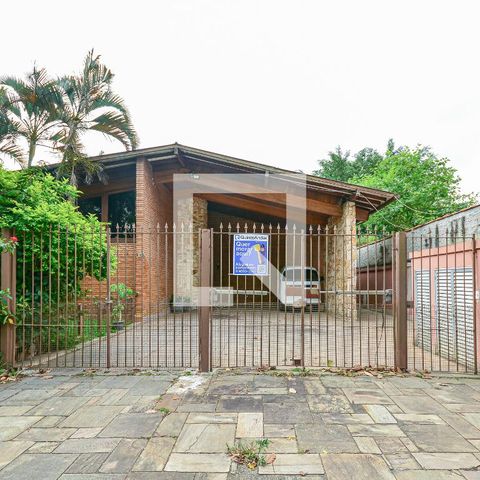 Casa à venda com 600m², 4 quartos e 1 vaga Casa à venda com 600m², 4 quartos e 1 vagaFachada
