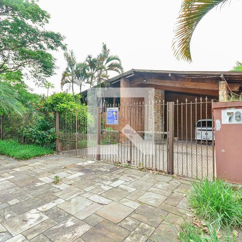 Casa à venda com 600m², 4 quartos e 1 vaga Casa à venda com 600m², 4 quartos e 1 vagaFachada
