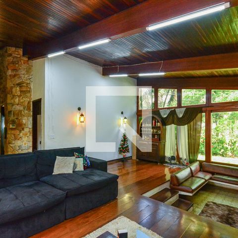 Casa à venda com 600m², 4 quartos e 1 vaga Casa à venda com 600m², 4 quartos e 1 vagaSala