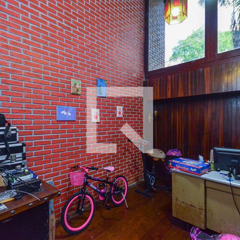 Casa à venda com 600m², 4 quartos e 1 vaga Casa à venda com 600m², 4 quartos e 1 vagaEscritório