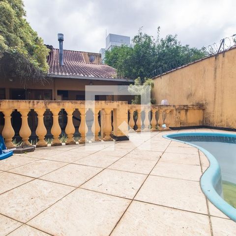 Casa à venda com 193m², 3 quartos e 2 vagas Casa à venda com 193m², 3 quartos e 2 vagasÁrea comum - Piscina