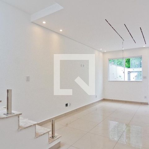 Casa à venda com 127m², 2 quartos e 3 vagas Casa à venda com 127m², 2 quartos e 3 vagasSala