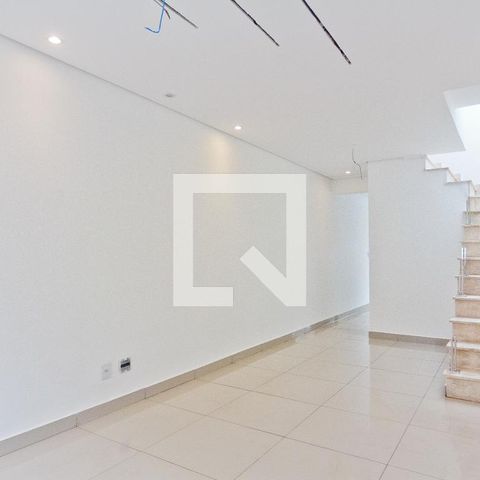 Casa à venda com 127m², 2 quartos e 3 vagas Casa à venda com 127m², 2 quartos e 3 vagasSala