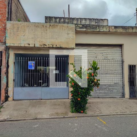 Casa à venda com 161m², 4 quartos e 2 vagas Casa à venda com 161m², 4 quartos e 2 vagasFachada