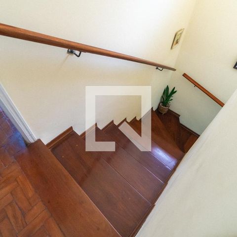Casa à venda com 110m², 2 quartos e 2 vagas Casa à venda com 110m², 2 quartos e 2 vagasEscada