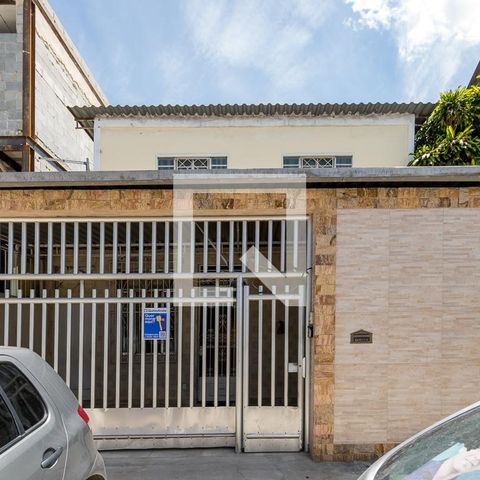 Casa à venda com 195m², 6 quartos e 1 vaga Casa à venda com 195m², 6 quartos e 1 vagaFachada