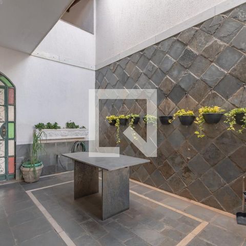 Casa à venda com 363m², 5 quartos e 4 vagas Casa à venda com 363m², 5 quartos e 4 vagasCorredor Lateral