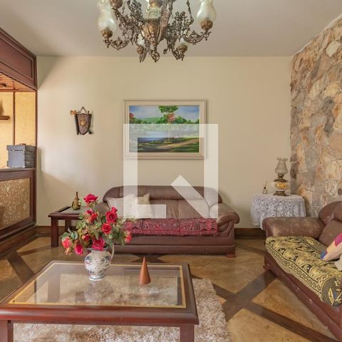 Casa à venda com 363m², 5 quartos e 4 vagas Casa à venda com 363m², 5 quartos e 4 vagasSala