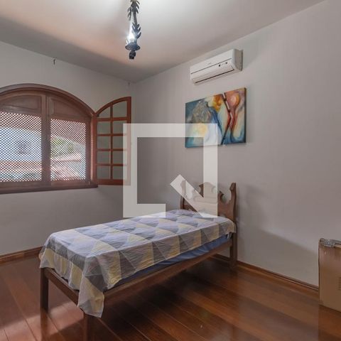 Casa à venda com 363m², 5 quartos e 4 vagas Casa à venda com 363m², 5 quartos e 4 vagasQuarto 4
