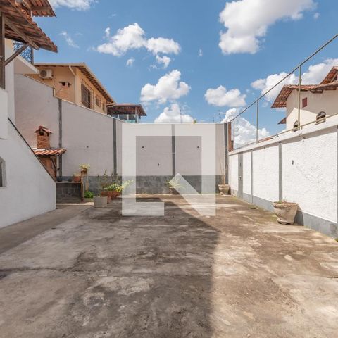 Casa à venda com 363m², 5 quartos e 4 vagas Casa à venda com 363m², 5 quartos e 4 vagasQuintal