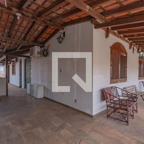 Casa à venda com 363m², 5 quartos e 4 vagas Casa à venda com 363m², 5 quartos e 4 vagasVaranda