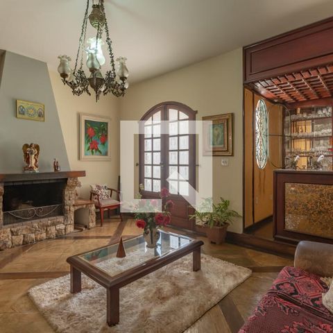 Casa à venda com 363m², 5 quartos e 4 vagas Casa à venda com 363m², 5 quartos e 4 vagasSala