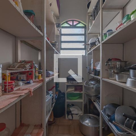 Casa à venda com 363m², 5 quartos e 4 vagas Casa à venda com 363m², 5 quartos e 4 vagasCozinha - Despensa