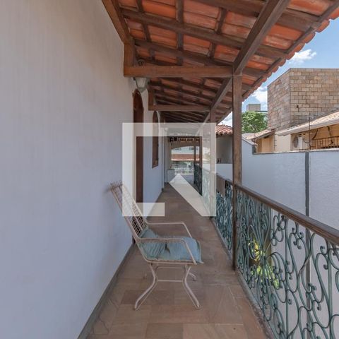 Casa à venda com 363m², 5 quartos e 4 vagas Casa à venda com 363m², 5 quartos e 4 vagasVaranda