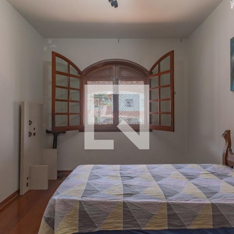 Casa à venda com 363m², 5 quartos e 4 vagas Casa à venda com 363m², 5 quartos e 4 vagasQuarto 4
